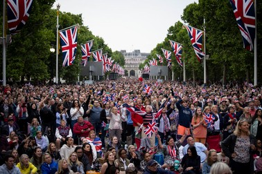 Mulțimea de oameni de pe bulevardul The Mall, care duce către Palatul Buckingham | Foto: EPA