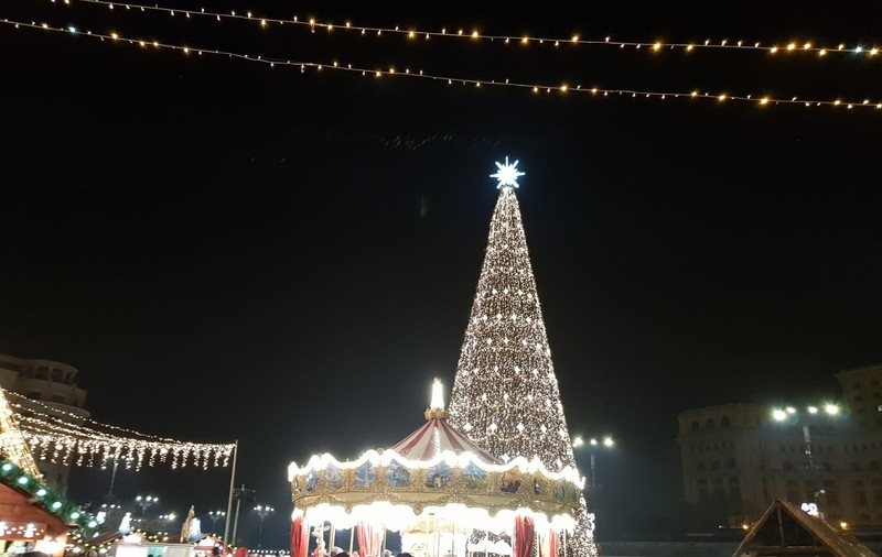 Luminițele de Crăciun au fost aprinse în Capitală, în prezența a mii de oameni. Doi elevi olimpici dintr-un cor muzical au apăsat butonul