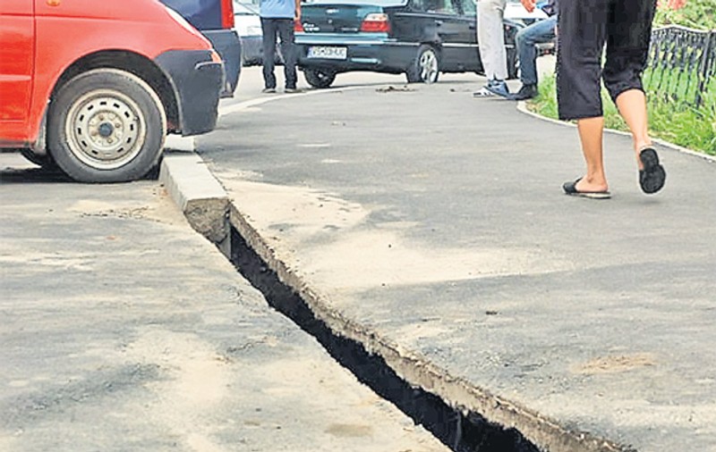 În localitatea Huși a început să se surpe trotuarul