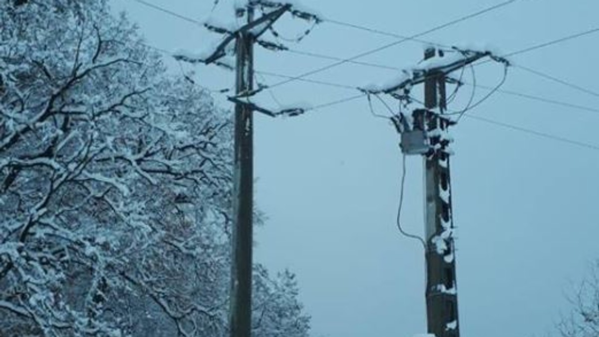 13 localităţi din județul Sibiu nu au curent electric. Intervenție la stalpii de curent afectați de viscol
