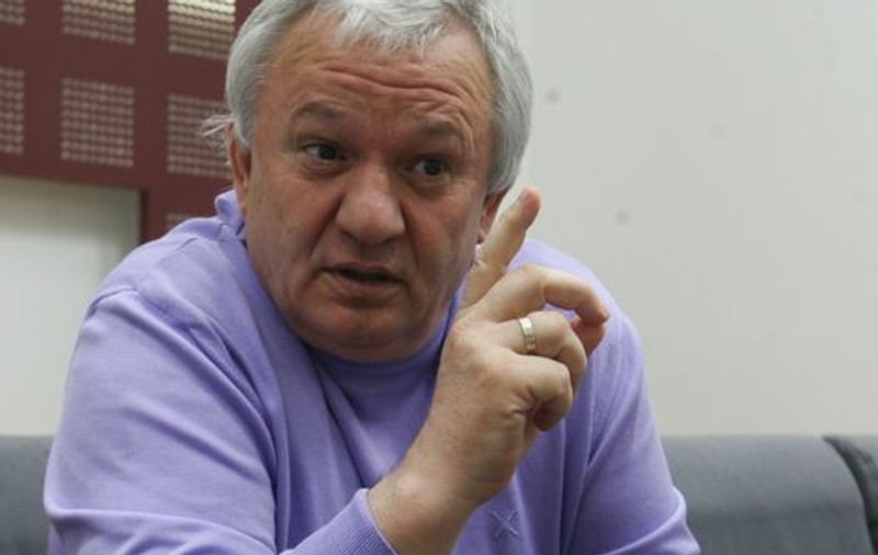 Porumboiu către Anamaria Prodan: "Eşti o paraşută cu un sfert de neuron!"