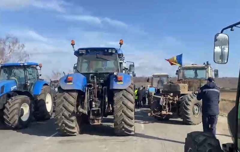 Protestele fermierilor au cuprins și Republica Moldova. Punct de trecere a frontierei spre România, blocat cu tractoare