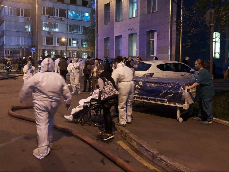 Moscova, 9 mai 2020: Medicii evacuează pacienții în timpul incendiului de la Spitalul Spasokukoțki | Foto: Profimedia