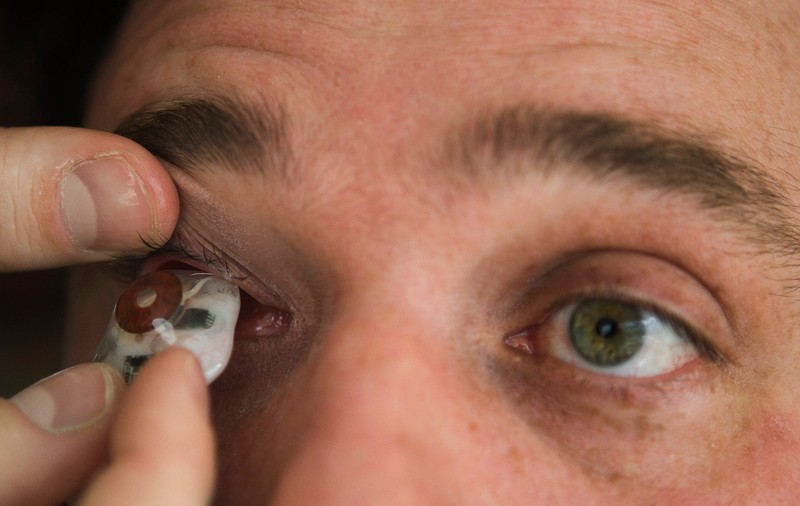 Eyeborg! Regizorul canadian Rob Spence și-a implantat o cameră video în globul ocular de sticlă