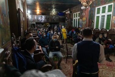 Credincioși în biserică, înainte de slujba de Înviere