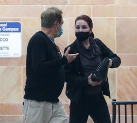 Priscilla Presley, surprinsă la spitalul unde fiica ei Lisa Marie a fost internată după ce a suferit un stop cardiac în casa ei din Calabasas | Foto: Profimedia