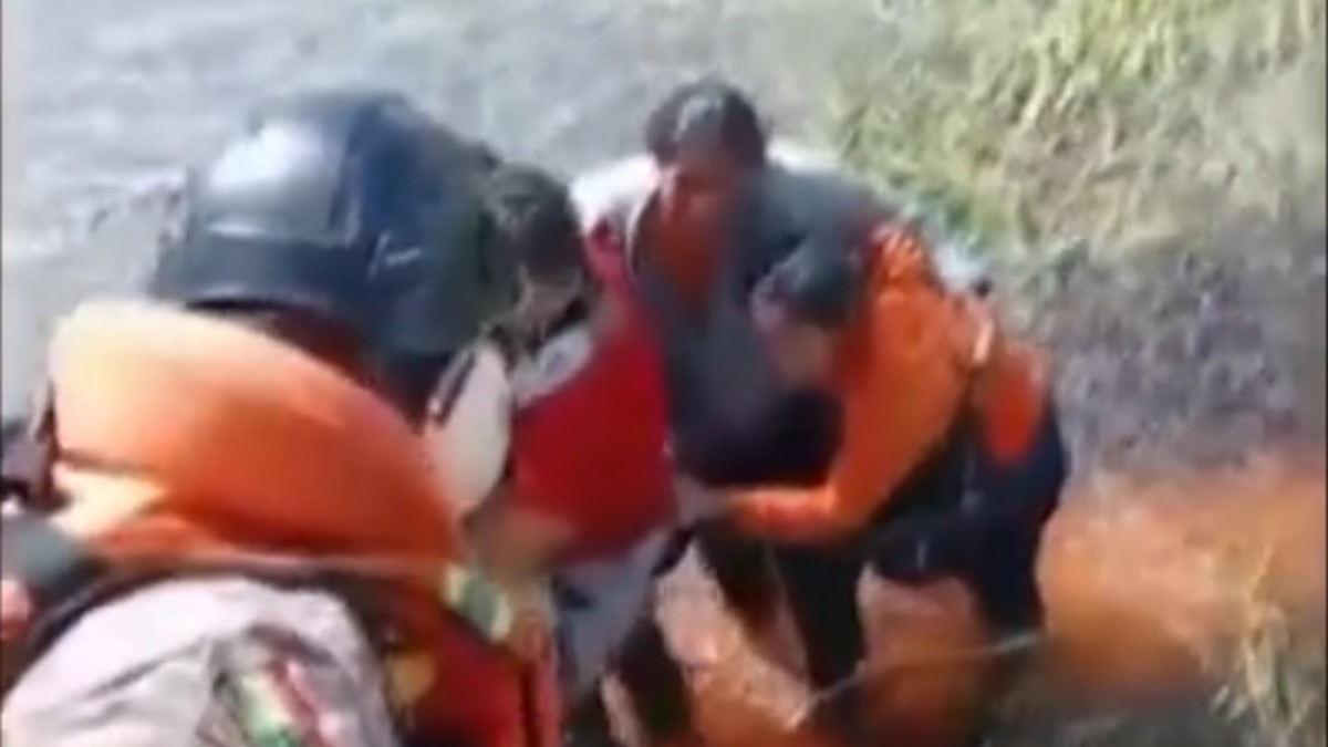 O persoană este salvată dintre-o mlaștină, în Bolivia, de către echipele de urgență
