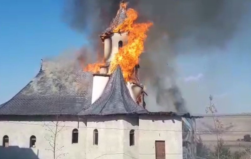 Incendiu violent la o mânăstire de lângă Adamclisi. Momentul în care turla s-a prăbușit