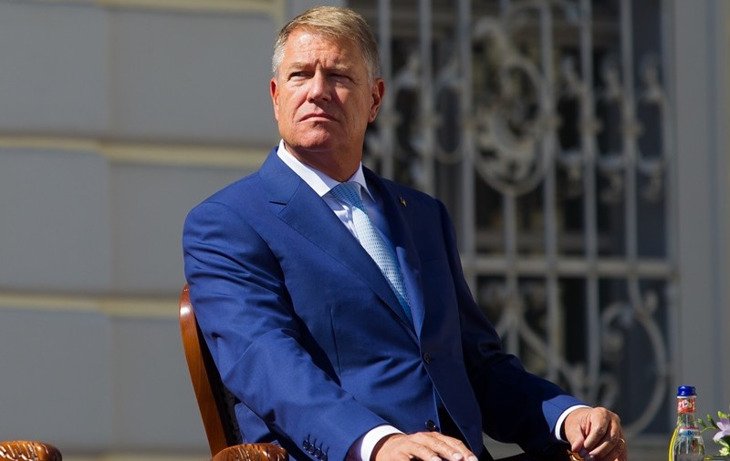 Klaus Iohannis își pregătește cariera de scenarist de filme de categoria C