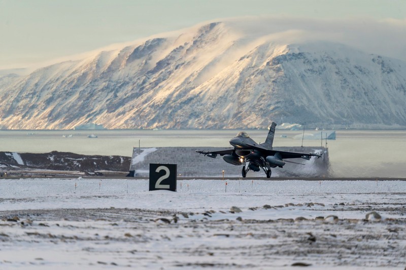 Un avion de luptă F-16 aterizează la baza aeriană Pituffik, în Groenlanda Foto: Profimedia