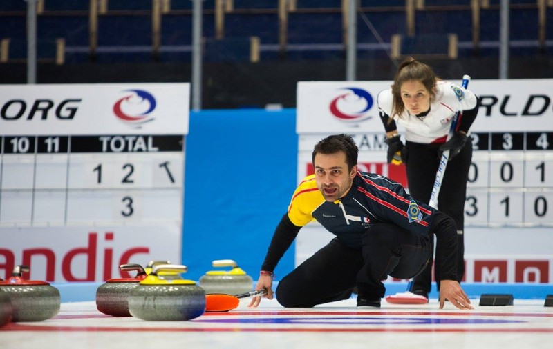 Curling în România: de la probleme financiare și antrenamente în mall-uri și la Budapesta la miezul nopții, la senatorul gheții!
