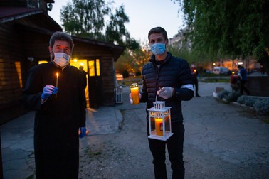 Preotul Daniel Roșu și fiul său, Iulian, voluntar în noaptea de Înviere, în curtea Bisericii Sf. Treime, când a fost adusă Lumina de la aeroport