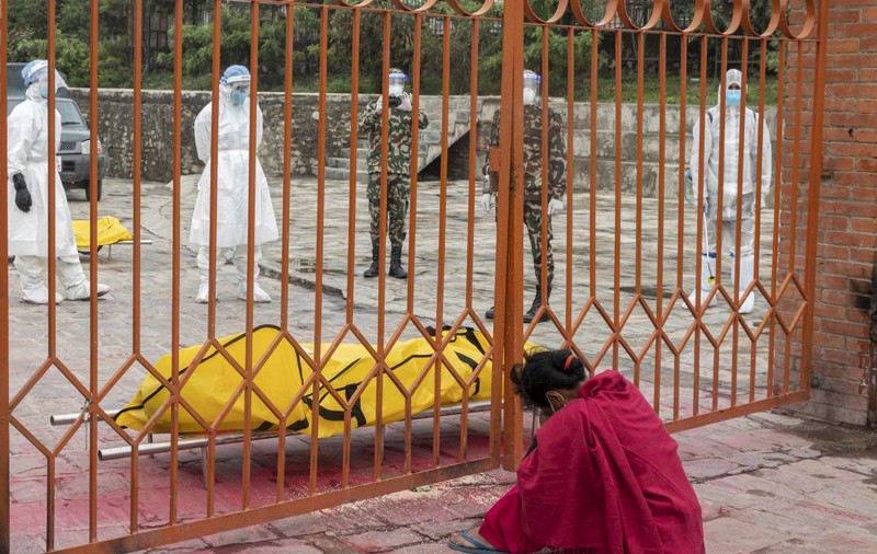 Valul COVID din India lovește și Nepalul. Confruntați cu o explozie de cazuri, medicii se tem de „o catastrofă umană”