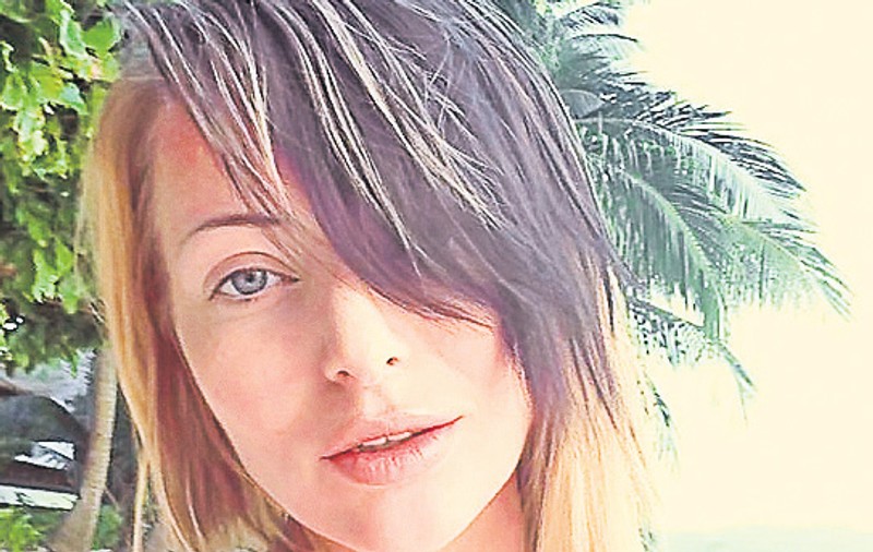 Delia şi-a înnoit garderoba în Dubai şi în Singapore