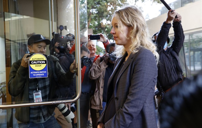 Elizabeth Holmes, tânăra miliardară din Silicon Valley, a încercat să fugă din ţară după ce a fost condamnată pentru fraudă