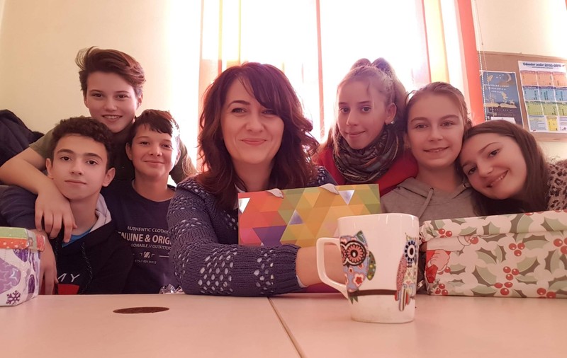 Cum i-a învățat o profesoară de română pe elevii săi să promoveze un castel în Europa și să facă genuflexiuni înainte de începerea orelor online