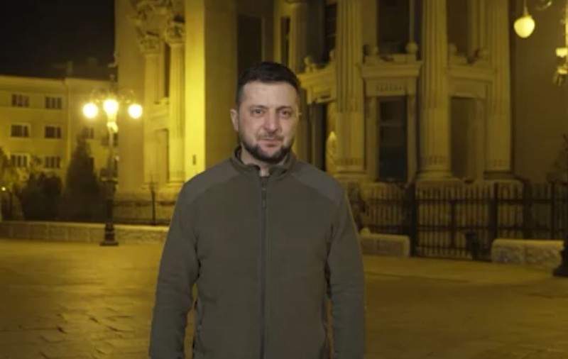 De pe străzile Kievului, Zelenski îndeamnă Rusia la negocieri de pace: „Este timpul să ne întâlnim”