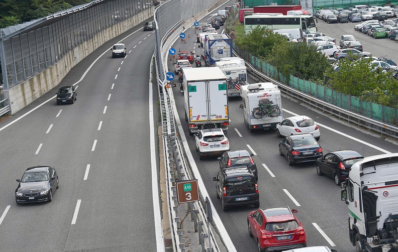 Ce metodă au găsit românii ca să poată circula în continuare în Italia cu mașinile înmatriculate în România
