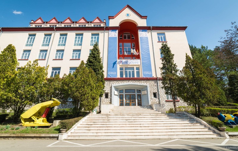 Profesori de la Universitatea din Petroșani sunt și studenți la facultatea la care predau. Ministerul Educației face verificări