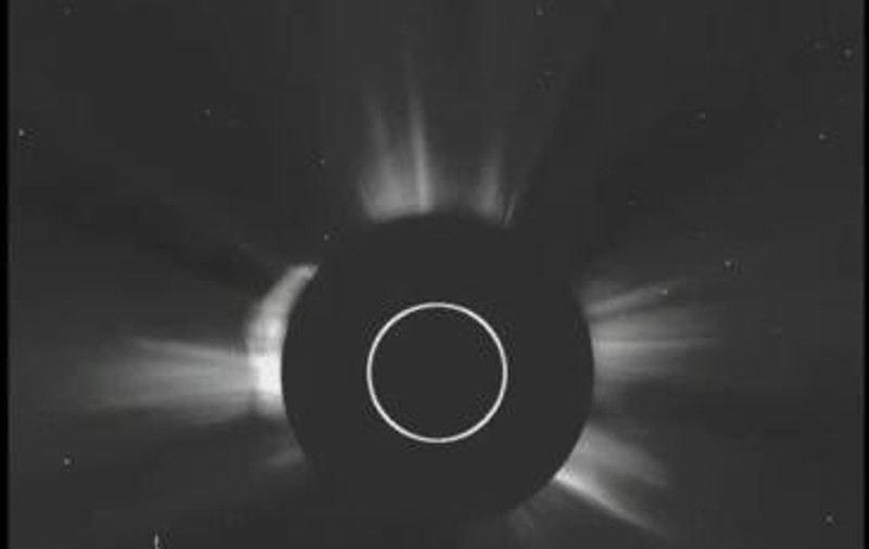 Extratereștrii vor să ne fure Soarele? Un OZN, surprins de NASA în apropierea astrului care ne ține în viață! VIDEO
