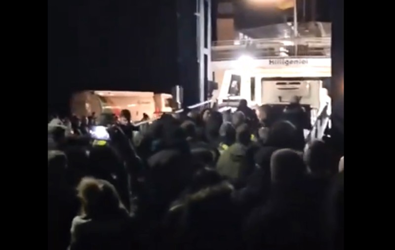 Fermierii germani furioși au vrut să intre peste ministrul Economiei, în feribotul care îl aducea din vacanța de Anul Nou. De la ce a pornit protestul | VIDEO