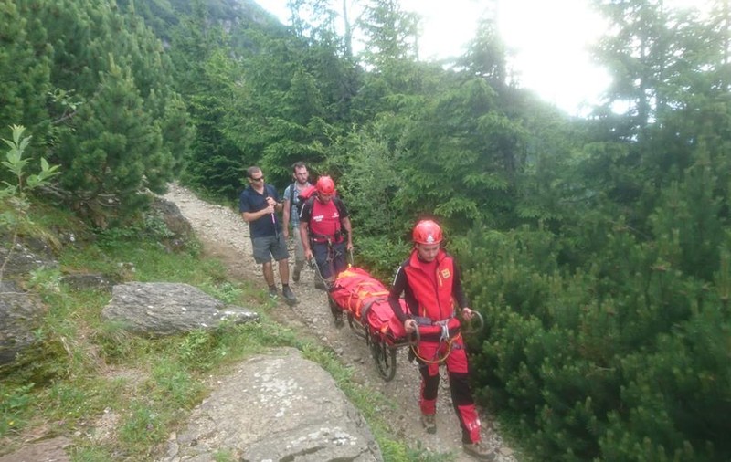 Un turist care s-a accidentat în masivul Făgăraş a fost recuperat de salvamontiști și coborât la baza muntelui