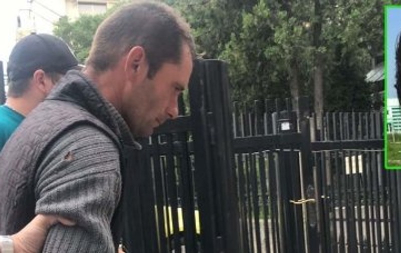 Un bărbat din Iași i-a tăiat stomacul fratelui și s-a făcut nevăzut. „Nu mai e om”, după ce și-a găsit fiica spânzurată