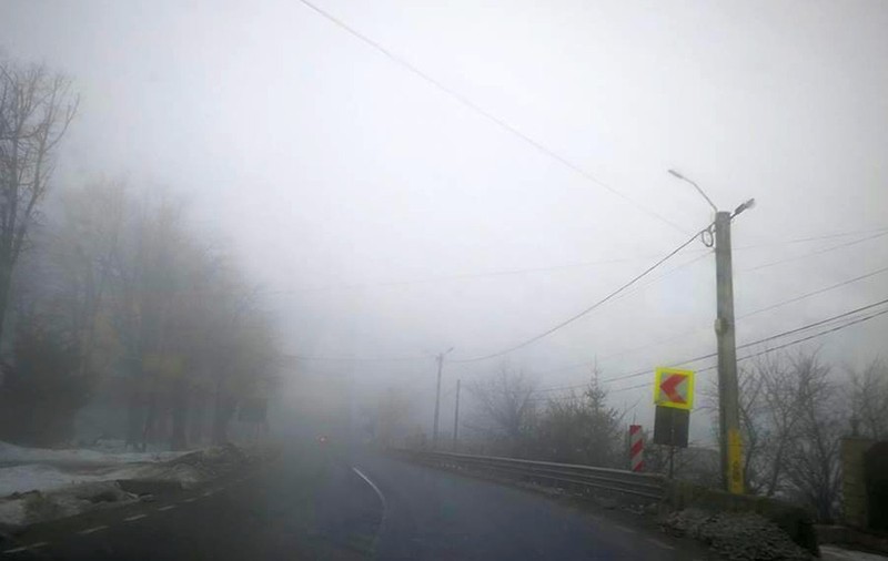 Condiţii de ceaţă pe mai multe drumuri principale din ţară. Aglomeraţie la intrarea în București