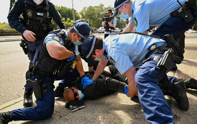 Ciocniri între manifestanți și polițiști, la protestul față de carantină, la Melbourne. Peste 200 de arestări
