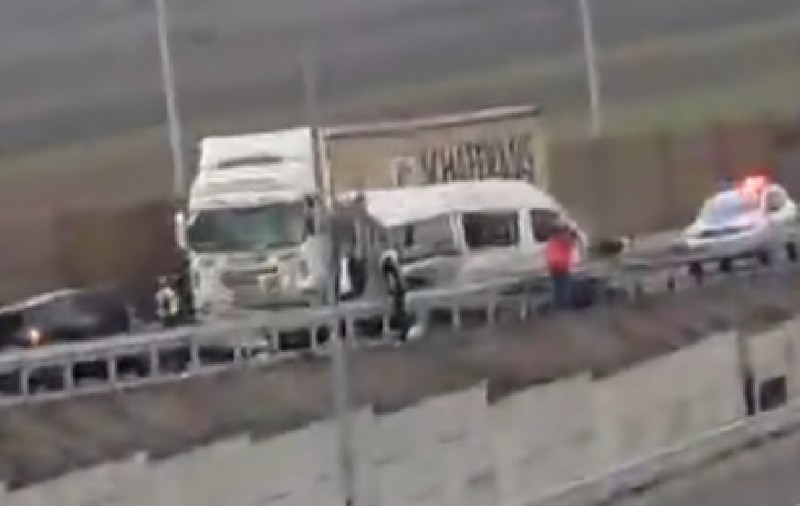 Accident pe autostrada A7 Focșani-Adjud, la nici o oră de la inaugurare. O mașină și o dubiță au intrat pe contrasens și s-au ciocnit de un TIR