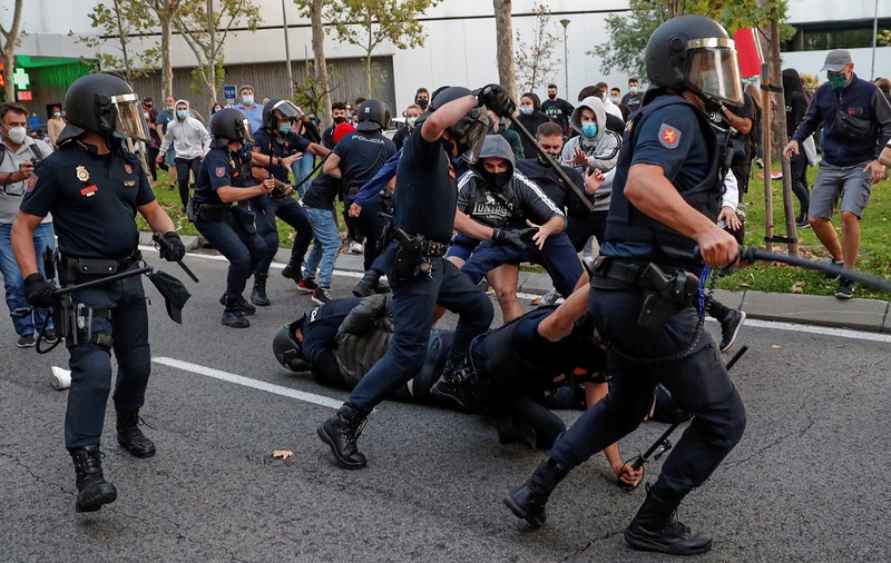 Carantina selectivă generează proteste violente la Madrid. Șase persoane au fost rănite