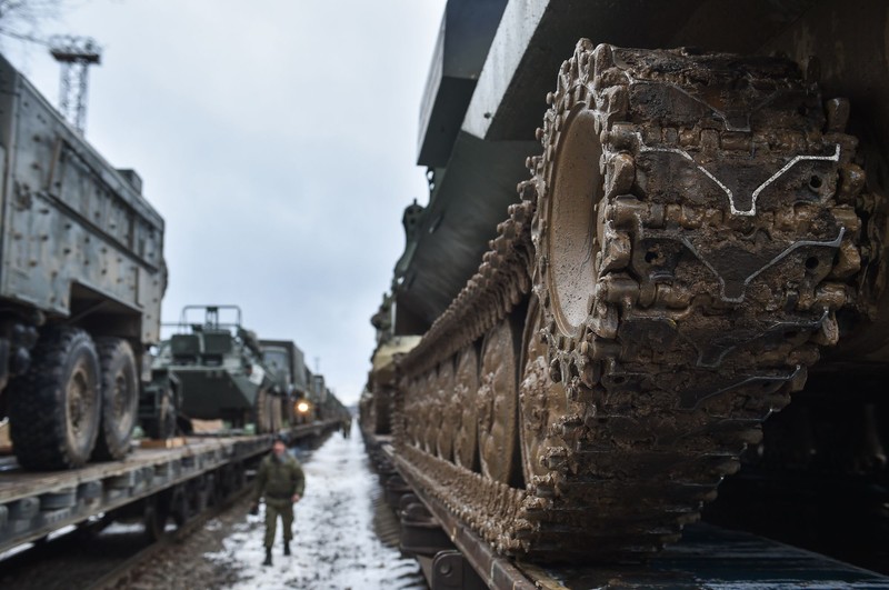 Imagine cu vehiculele militare rusești. Pe 22 februarie 2022, Parlamentul Rusiei a aprobat cererea președintelui Vladimir Putin de a folosi forțele militare în afara țării, o mișcare care ar putea permite un atac mai larg asupra Ucrainei. Foto: Profimedia
