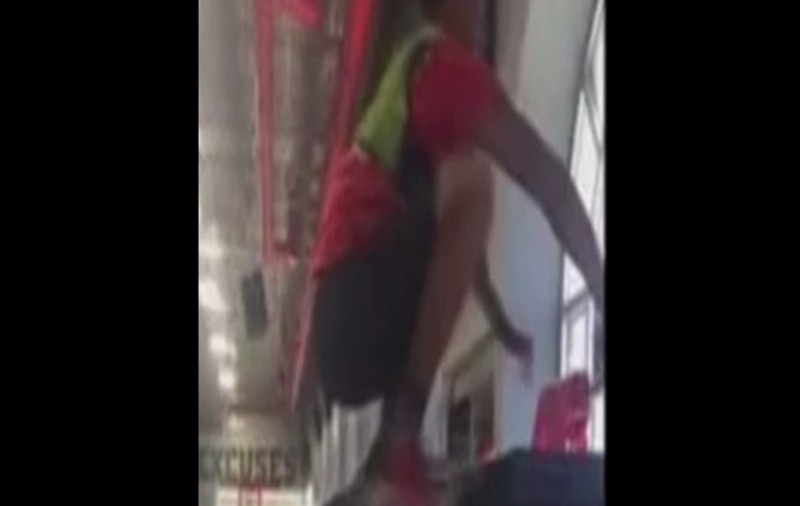 VIRAL / A sărit pe un dulap puțin mai înalt ca el. Accepți provocare să faci la fel ca el?