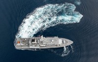 O vedere aeriană a unei nave militare în largul coastei districtului Foca din Izmir, Turcia. Imagine cu caracter ilustrativ. Sursă foto Getty Images.