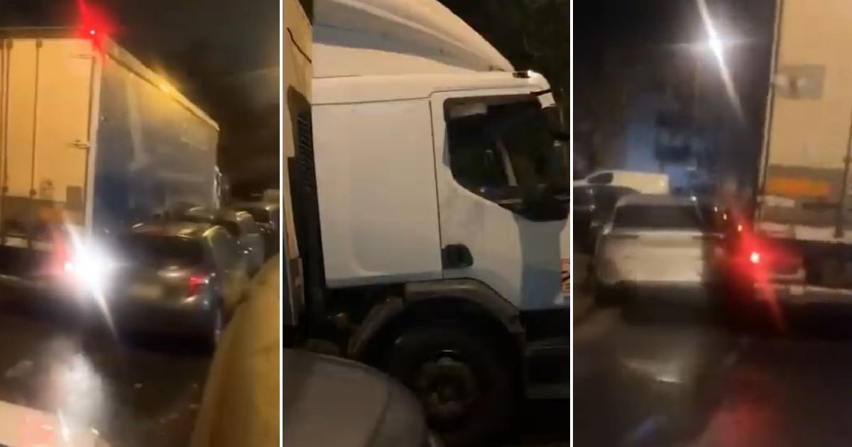Colaj din trei fotografii cu un camion alb care lovește mai multe mașini parcate de o parte și de alta a unei străzi înguste, noaptea