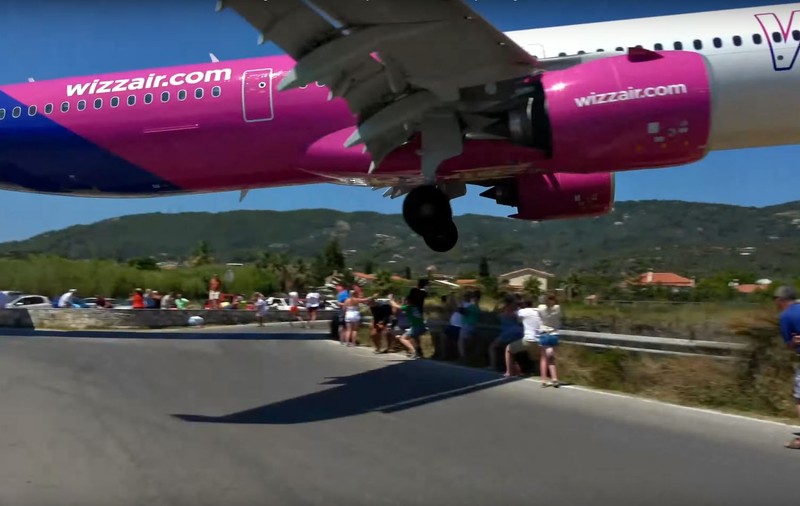VIDEO. Avion filmat trecând la câțiva metri deasupra turiștilor, înainte de a ateriza pe insula grecească Skiathos