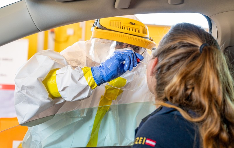 Austria începe testarea în masă cu profesorii și educatorii. Urmează polițiștii