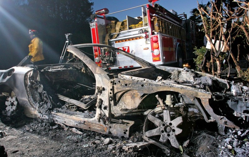 Patru autoturisme incendiate într-o parcare din Târgovişte