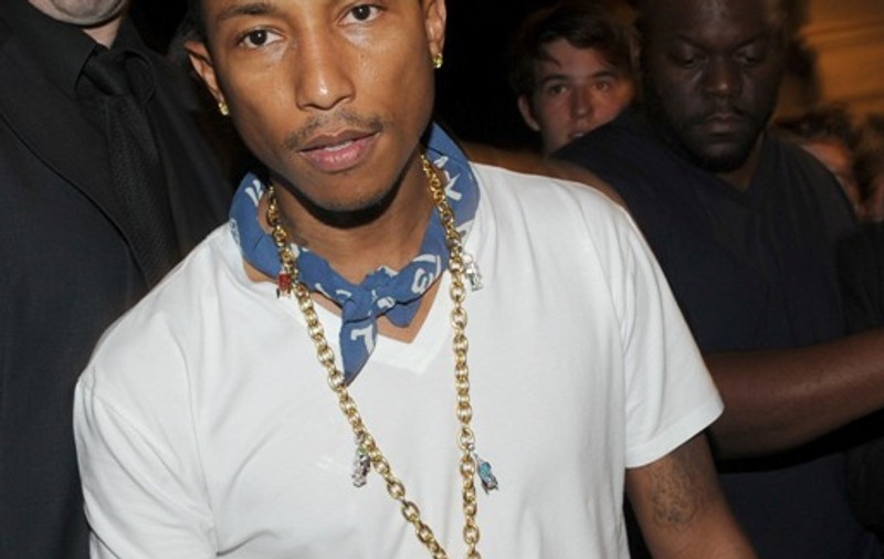 Nu pare să aibă mai mult de 20 DE ANI! Vei rămâne șocat când vei afla CÂTE PREFIXURI a schimbat rapper-ul PHARRELL WILLIAMS! FOTO