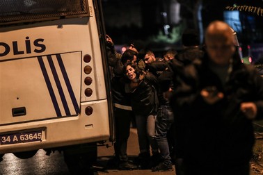 Momentul în care poliția turcă a arestat una dintre manifestante (foto EPA)