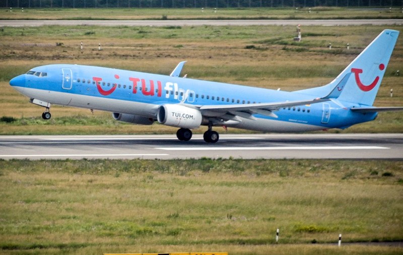 ”Dezastru” la bordul unui avion pe ruta Grecia-UK: 16 turiști testați pozitiv. O pasageră acuză ”covidioții” care nu purtau măști