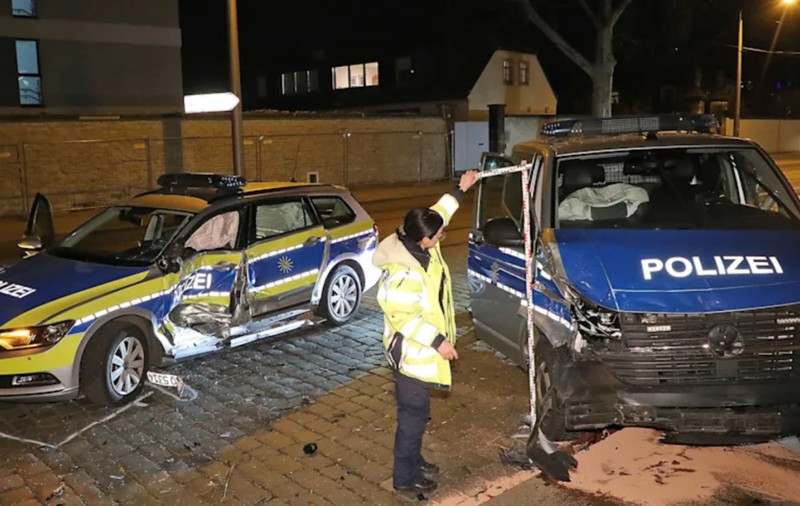 Patru ofițeri au ajuns la spital, după ce două mașini de poliție s-au ciocnit violent în timp ce urmăreau un Mercedes furat de doi tineri