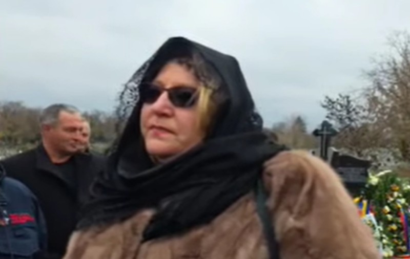 Diana Șoșoacă, la Oradea, la înmormântarea Flaviei Groșan: „A fost erou național! Ar fi trebuit să vină președintele României!” | VIDEO