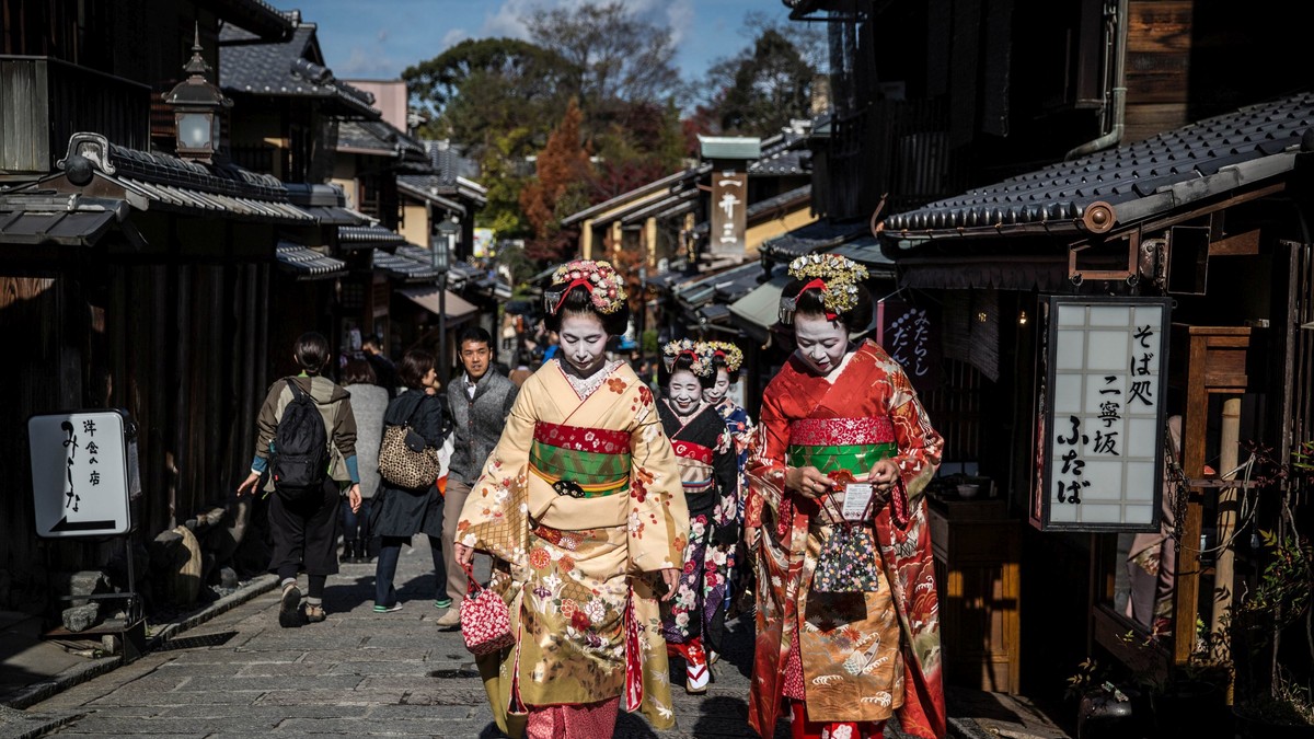 Turiştii nu mai au voie să facă selfie-uri gheişe în Kyoto pentru că le hărţuiesc (Hepta)