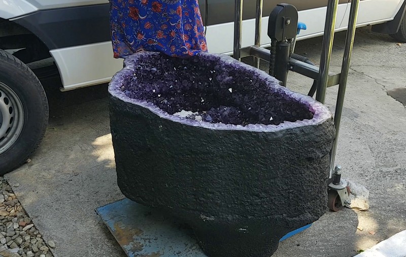 VIDEO/4.000 de euro pentru un cristal de 400 de kilograme. Cei puternici îl iau gratis…