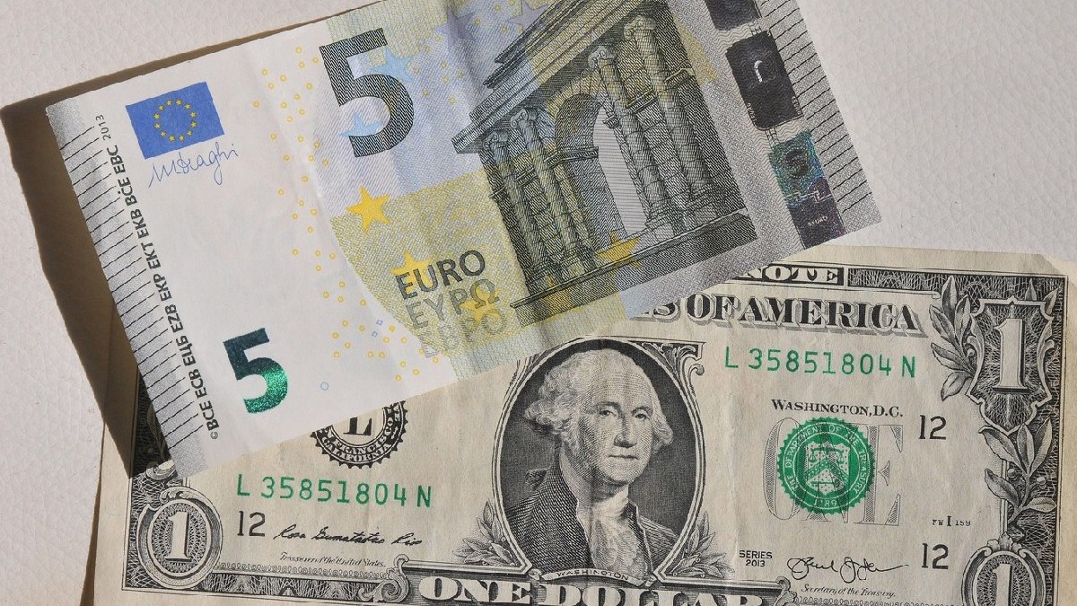Dolarul american față de moneda euro în economia mondială bancnote euroe și bancnote