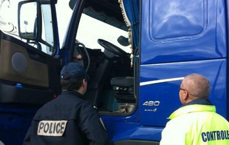 Şofer român de camion, beat la volan, pe o autostradă din Franţa. Cum l-au găsit polițiștii