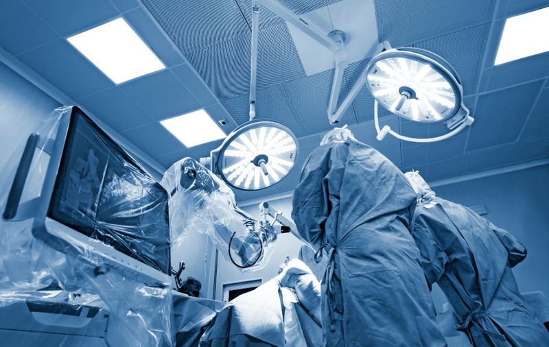 Primul pacient din lume operat pe creier cu ajutorul inteligenței artificiale, într-o premieră istorică în medicină