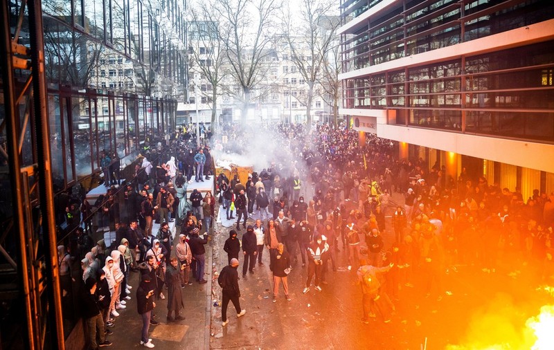 Protest violent la Bruxelles față de măsurile anti-COVID. Poliția a intervenit cu tunuri cu apă și gaze lacrimogene