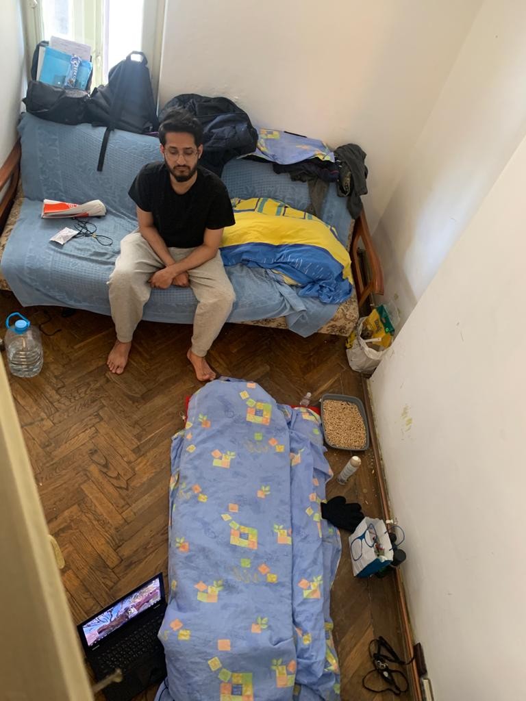 O debara transformată în cameră pentru cei doi frați și pisica lor